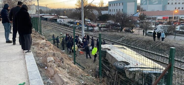 Kırıkkale'de servis midibüsünün devrildiği kazada 15 işçi yaralandı