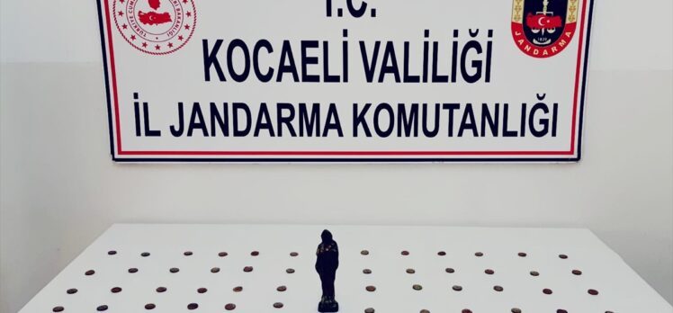 Kocaeli'de araçta 77 sikke ve Meryem Ana figürlü heykel ele geçirildi