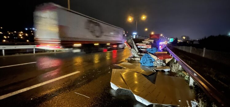 Kocaeli'de meydana gelen trafik kazası ulaşımın aksamasına neden oldu