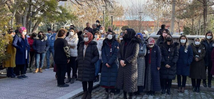 Kovid-19 tedavisi gördüğü hastanede hayatını kaybeden doktor için tören düzenlendi