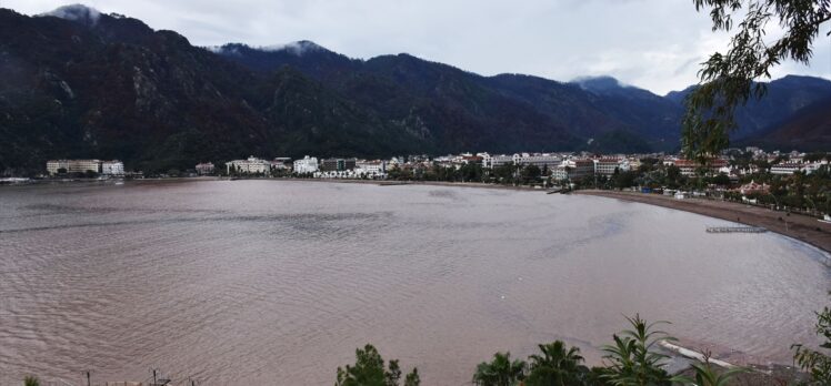 Marmaris'te etkili olan sağanak günlük yaşamı olumsuz etkiliyor