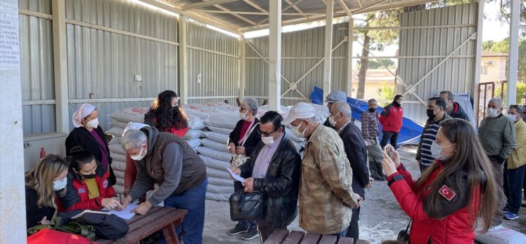 Marmaris'te yangından etkilenen üreticilere arı keki ve gübre dağıtıldı