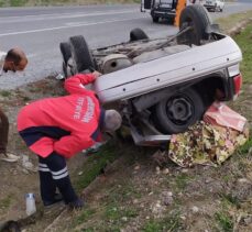 Mersin'de devrilen otomobildeki 4 kişi yaralandı