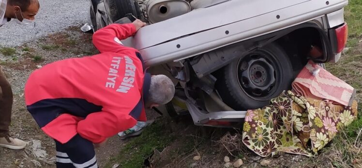 Mersin'de devrilen otomobildeki 4 kişi yaralandı