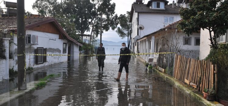 Muğla'da Köyceğiz Gölü taştı, ev ve iş yerlerini su bastı