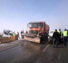 Muş'ta hafif ticari araçla kamyonet çarpıştı, bir kişi öldü, 5 kişi yaralandı