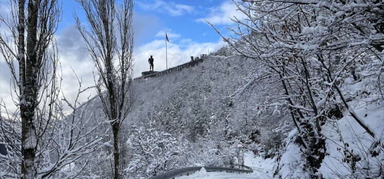 Orta ve Doğu Karadeniz'de kar yaşamı olumsuz etkiliyor