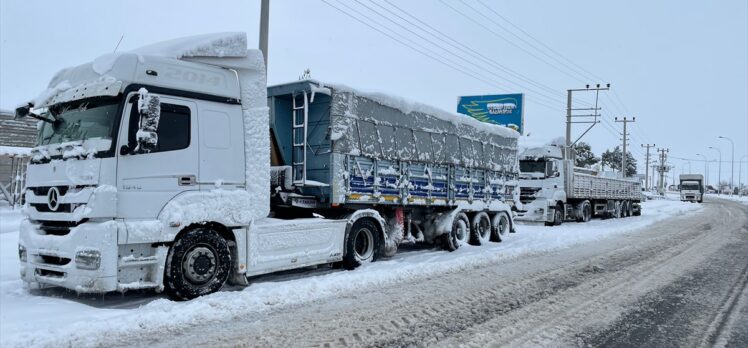 Petrol boru hattındaki patlama Gaziantep-Kahramanmaraş yolunda uzun kuyruklara neden oldu