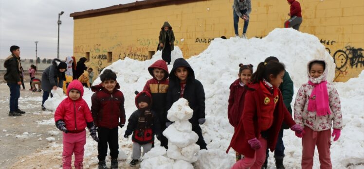 Şanlıurfa'da kar yağmayan ilçeye kamyonlarla kar taşındı