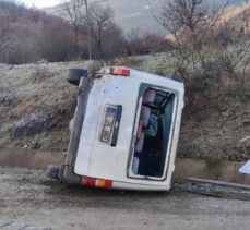 Tokat'ta devrilen minibüsteki 8 kişi yaralandı