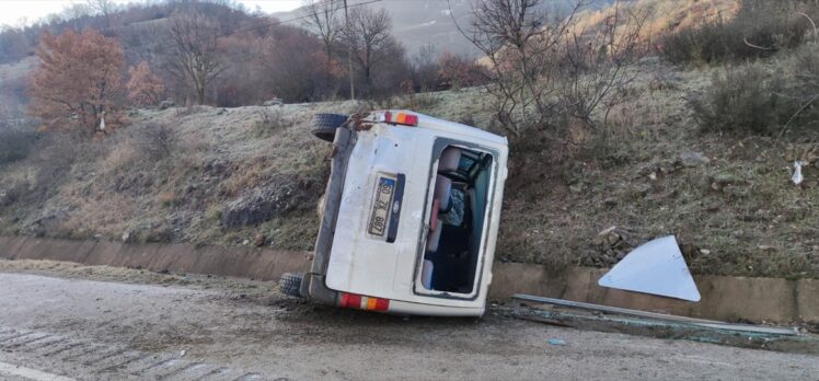 Tokat'ta devrilen minibüsteki 8 kişi yaralandı