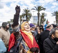 Tunus'ta devrimin yıl dönümünde Said'in kararlarının protesto edildiği eyleme müdahale