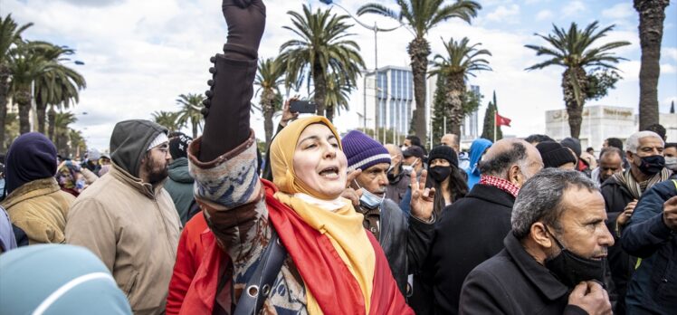 Tunus'ta devrimin yıl dönümünde Said'in kararlarının protesto edildiği eyleme müdahale