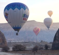 Turistler yeni yılın ilk gününde Kapadokya'da tur etkinliklerine katıldı