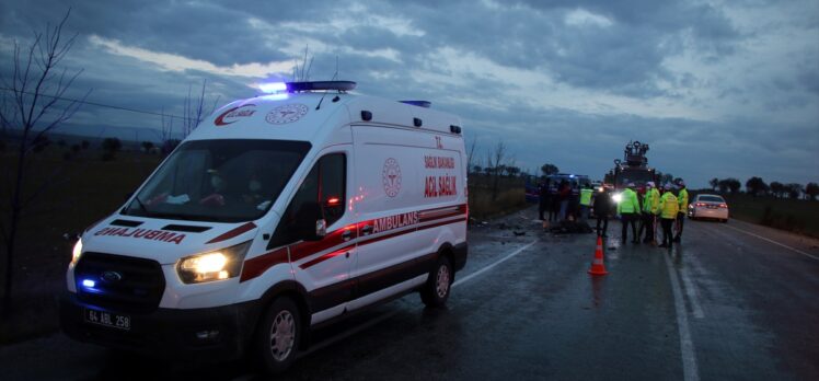 Uşak'ta hafif ticari araçla otomobil çarpıştı, bir kişi öldü, 4 kişi yaralandı