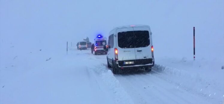 Van'da ekipler yolu kardan kapanan mahalledeki hamile kadın için seferber oldu