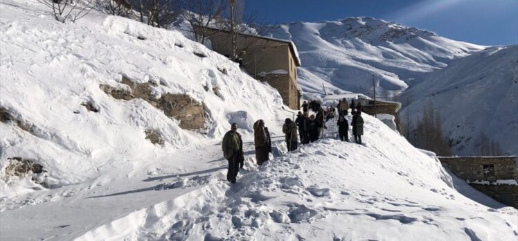 Yolu kardan kapalı köydeki hamile kadın ambulans helikopterle hastaneye götürüldü