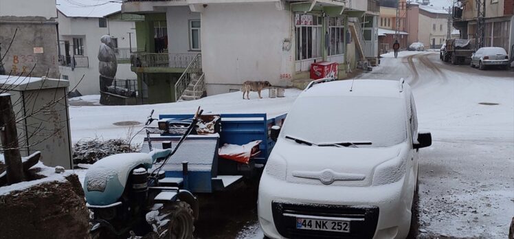 Adıyaman'da kar yağışı trafiği olumsuz etkiliyor