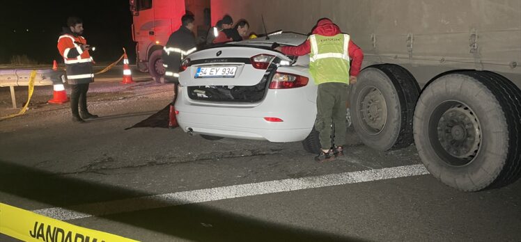 Anadolu Otoyolu'nda tırla çarpışan otomobilin sürücüsü hayatını kaybetti