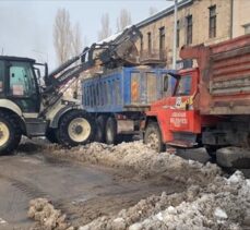 Ardahan'da cadde ve sokaklarda biriken kar kent dışına taşınıyor