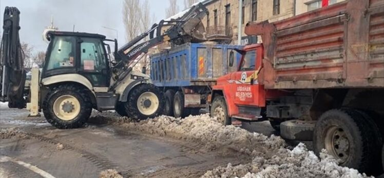 Ardahan'da cadde ve sokaklarda biriken kar kent dışına taşınıyor