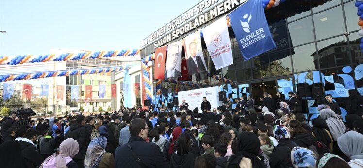 Bakan Kasapoğlu, Esenler'de Mehmet Öcalan Spor Kompleksi'nin açılışına katıldı