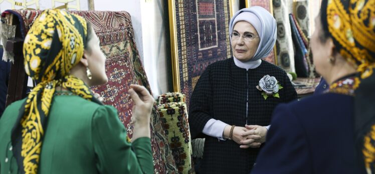 Emine Erdoğan Türkmen El Sanatları Sergisi'ni gezdi