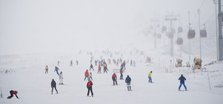 Erciyes'te pistler kayakseverlerle doldu