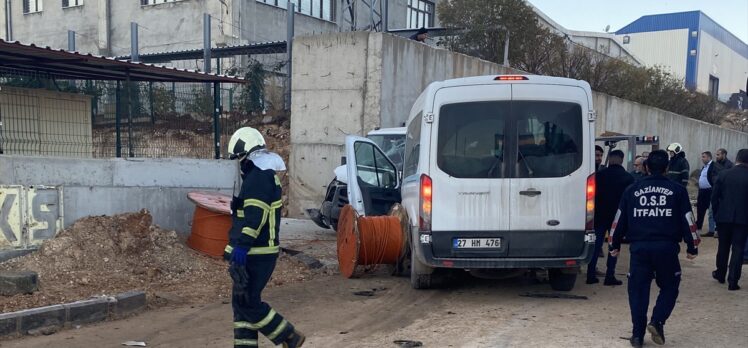 Gaziantep'te servis aracının çaptığı kamyonetin altında kalan 2 işçi öldü