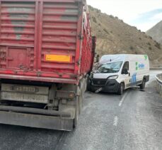 Hakkari'de tır ile minibüsün çarpıştığı kazada bir kişi yaralandı