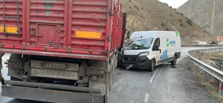 Hakkari'de tır ile minibüsün çarpıştığı kazada bir kişi yaralandı