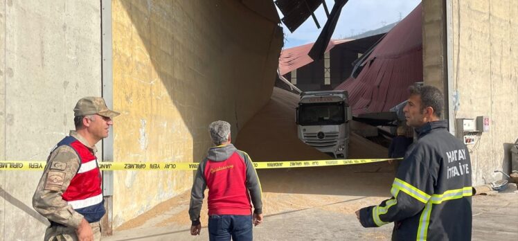 Hatay'da çatısı çöken depodaki operatör ile tır sürücüsü yaralandı