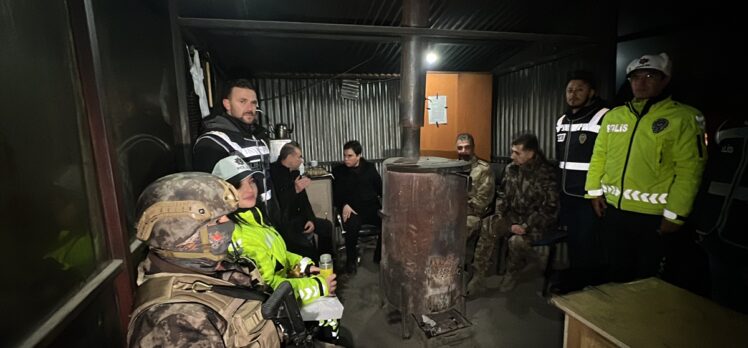 Kars'ta güvenlik güçleri dondurucu soğukta yılbaşı denetiminde