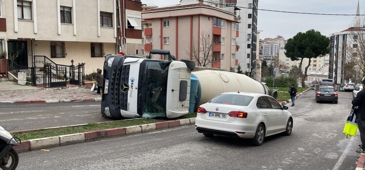 Kartal'da devrilen beton mikserinin sürücüsü yaralandı