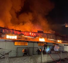 Kayseri'de çelik kapı fabrikasında çıkan yangına müdahale ediliyor