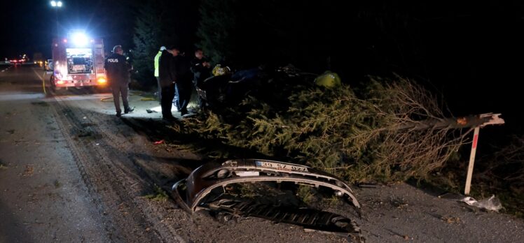 Kırklareli'nde ağaca çarpan otomobildeki çocuk hayatını kaybetti