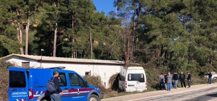 Marmaris'te iş yerinin duvarına çarpan minibüsteki 6 kişi yaralandı