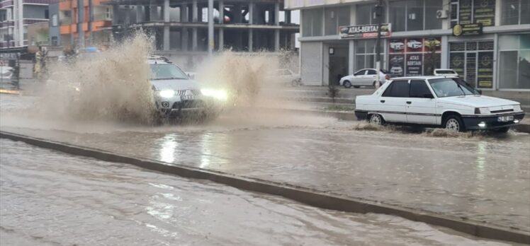 Şanlıurfa'da sağanak hayatı olumsuz etkiledi