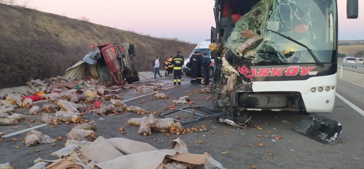 Tekirdağ'da otobüsle kamyonun çarpışması sonucu 1 kişi öldü, 3 kişi yaralandı