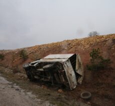 Tokat'ta büyükbaş hayvan taşıyan kamyonet devrildi, 2 kişi yaralandı