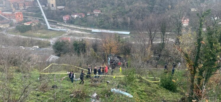 GÜNCELLEME 2 – Zonguldak'ta şarampole devrilen servis aracındaki 1 öğrenci öldü, 19 kişi yaralandı