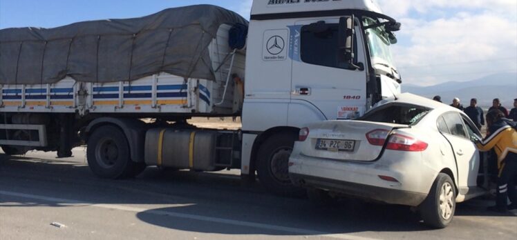 Afyonkarahisar'da tırla çarpışan otomobilin sürücüsü öldü