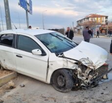 Aksaray'da tır ile otomobilin çarpışması sonucu 5 kişi yaralandı