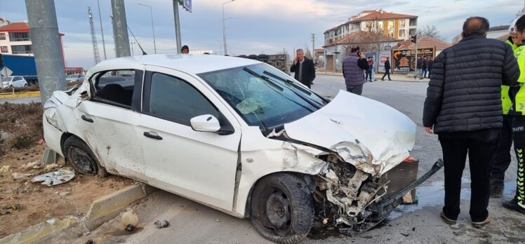 Aksaray'da tır ile otomobilin çarpışması sonucu 5 kişi yaralandı