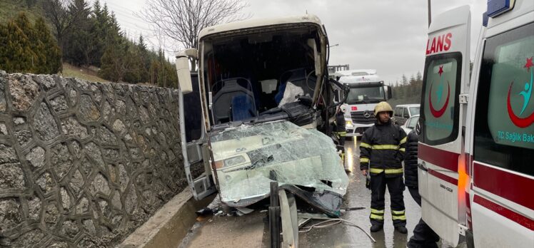 Anadolu Otoyolu'nun Kocaeli kesiminde zincirleme trafik kazasında 4 kişi yaralandı