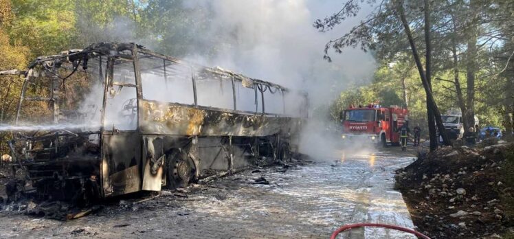 Antalya'da seyir halindeki tur otobüsünde yangın çıktı