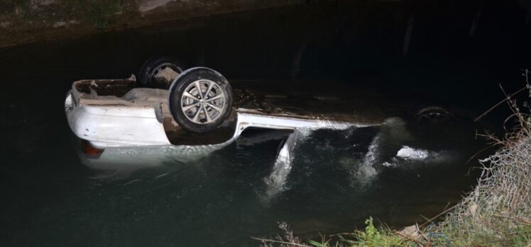 Antalya’da sulama kanalına düşen otomobilin sürücüsü yaralandı