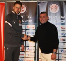 Antalyaspor, kaleci Helton Leite ile sözleşme imzaladı