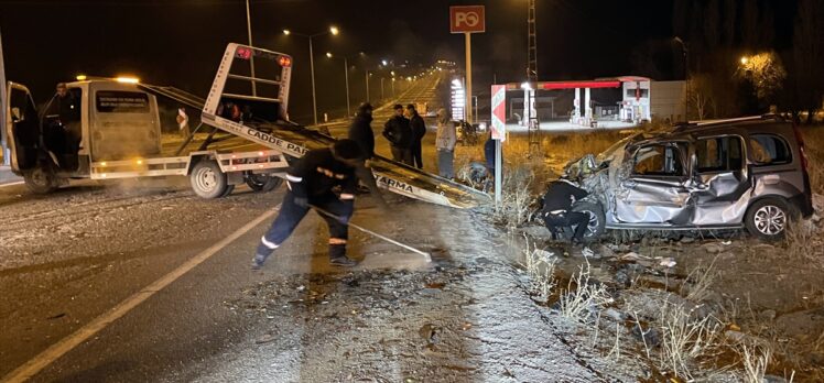 Ardahan'da otomobil ile kamyonetin karıştığı kazada 1 kişi yaralandı