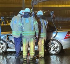 Ataşehir'de hafif ticari araca çarpan otomobilin sürücüsü öldü